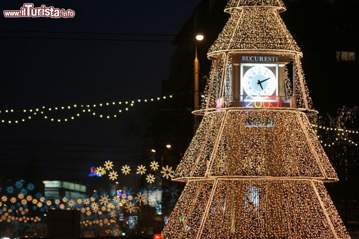 Immagine A Natale Bucarest (Romania) si riempie di mercatini e addobbi luminosi. Nelle bancarelle si vende il cozonac, un panettone dolce, e nelle piazze si pattina sul ghiaccio © Popescu Simona / Shutterstock.com