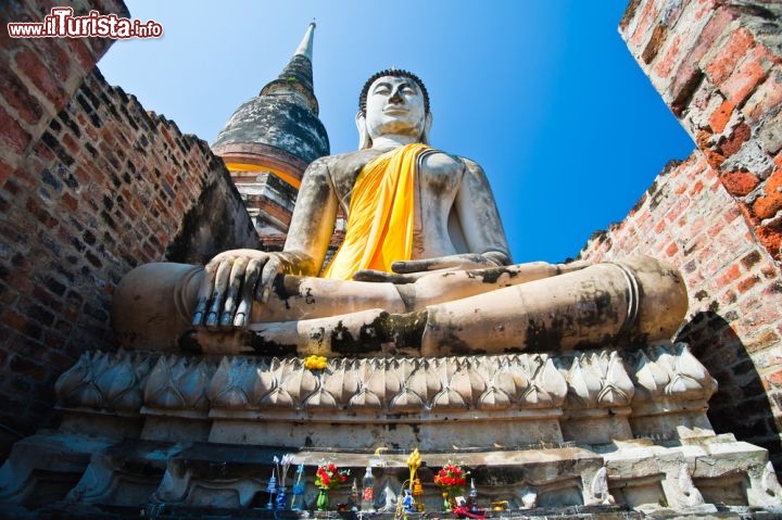 Immagine Un grande Budda Presso il tempio Wat Yai Chaimongkol a Ayutthaya in Thailandia - © tratong / Shutterstock.com