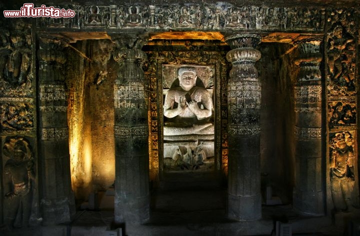 Immagine Budda seduto nella Grotta numero 1 delle Ajanta Caves in India. E' uno dei siti UNESCO della penisola indiana - © Pikoso.kz / Shutterstock.com