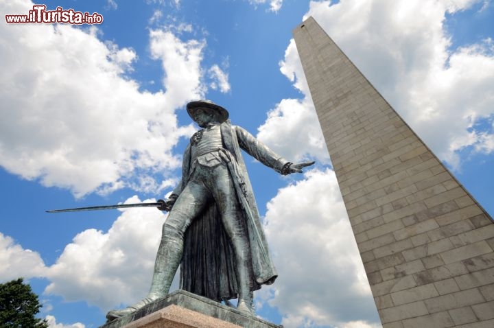 Immagine Il Bunker Hill Monument di Boston si trova sulla collina di Breed, dove fu costruito in memoria della battaglia di Bunker Hill. L'obelisco in granito alto 67 metri venne eretto tra il 1827 e il 1843 - © Jorge Salcedo / Shutterstock.com