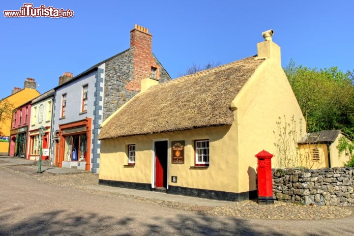Immagine Bunratty Folk park village. Si trova nella contea Clare, nell'Irlanda occidentale - © Lukasz Pajor / Shutterstock.com