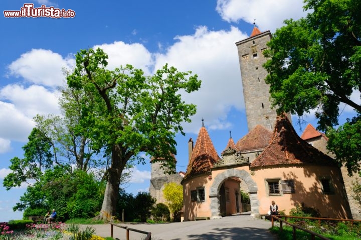 Immagine Panorama sul Burgtor, Rothenburg ob der Tauber  - Il centro storico della città tedesca sorge sulla cima di un colle ed è racchiuso fra mura che sono percorribili in buona parte a piedi lungo il cammino di guardia. Ad impreziosirle si innalzano torri, bastioni e porte fra cui la Burgtor, fortificata e anch'essa sovrastata da una torre più alta di tutte le altre © Scirocco340 / Shutterstock.com