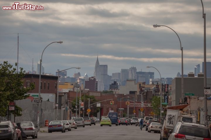 Immagine Panorama di Bushwick Street a New York City, Stati Uniti. Vecchie fabbriche abbandonate, strade vuote e palazzi decadenti per uno dei quartieri, quello lungo Bushwik Street, in realtà fra i più di tendenza a New York - ©  BrooklynScribe / Shutterstock.com