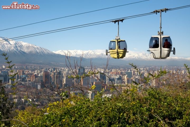 Immagine La cabinovia che sale al cerro San Cristobal, la montagna che domina Santiago del Cile e da dove si ammira il panorama straordinario della capitale della nazione cilena - © Tifonimages / Shutterstock.com