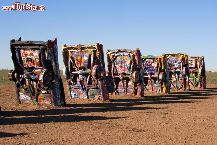 Immagine La particolare installazione del Cadillac Ranch di Amarillo, lungo il percorso della Route 66 in Texas  - © Natalia Bratslavsky / Shutterstock.com