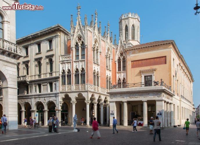 Immagine Lo storico Caffé Pedrocchi di via VIII Febbraio a Padova - © Renata Sedmakova / Shutterstock.com