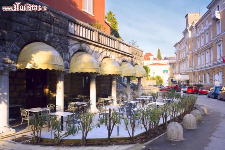 Immagine Nel centro della città croata di Opatija (in italiano Abbazia) ci si può sedere ai tavolini di bar e ristoranti e godersi le temperature miti del clima mediterraneo - © Phant / Shutterstock.com