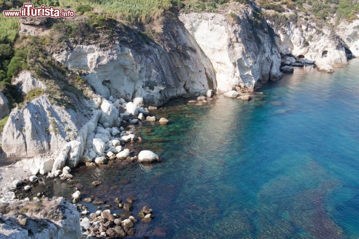 Immagine Cala Cecata Isola di Ponza foto del mare turchese  - © loreanto / Shutterstock.com