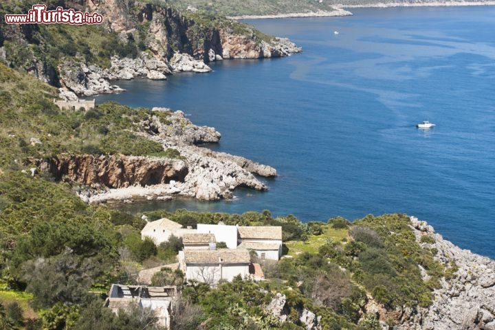 Immagine Cala Disa e Cala Berretta, alcune delle baie incantevoli che si trovano lungo il sentiero della Riserva dello Zingaro, in Sicilia - © Gandolfo Cannatella / Shutterstock.com