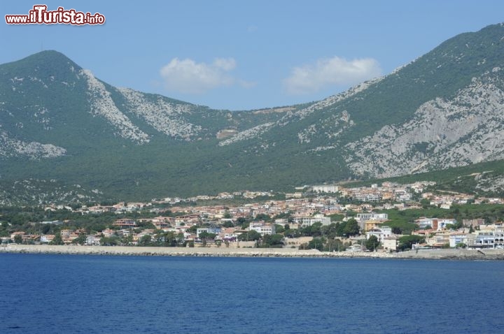 Immagine La cittadina di Cala Gonone fotografata dal mare, durante un tour nel Golfo di Orosei, in Sardegna  - © Stefano Ember / Shutterstock.com