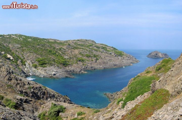 Immagine Panorama di Cala Portalo a Cadaques, località della Costa Brava in Spagna 67966741 - © Ammit Jack / Shutterstock.com