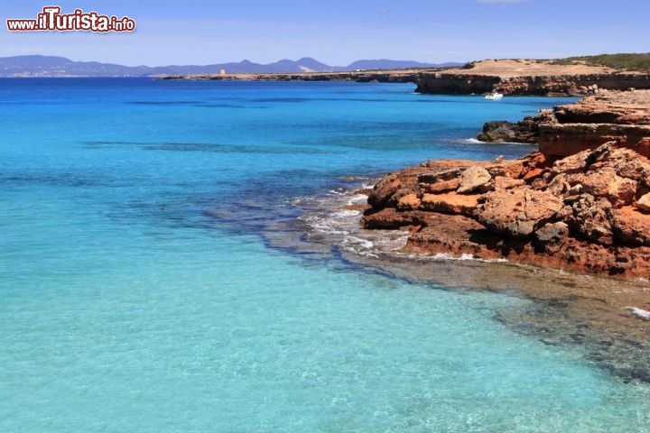 Immagine Cala Saona è nella parte sud-ovest di Formentera (Isole Baleari, Spagna). Piccola, incastonata tra le rocce, riparata dai venti e dunque perfetta per gli ancoraggi, unisce le comodità dei servizi alla poesia della natura selvaggia. Diventa particolarmente suggestiva al tramonto, quando ai chiringuitos si consumano gli aperitivi e all'orizzonte compaiono le sagome di Ibiza e dell'isola disabitata di Es Vedra - © holbox / Shutterstock.com