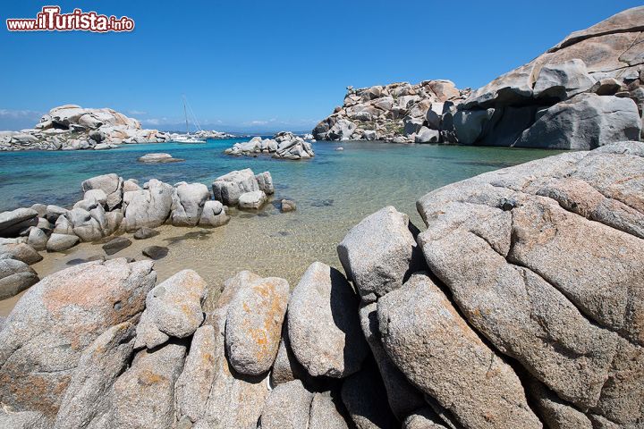 Immagine Cala della Chiesa, il mare e le rocce levigate dell'Isola di Lavezzi in Corsica.