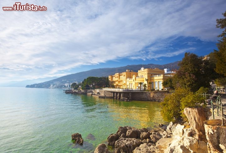 Immagine Una delle cale rocciose che frastagliano la costa di Opatija, nel nord-est dell'Istria, Croazia - © Phant / Shutterstock.com
