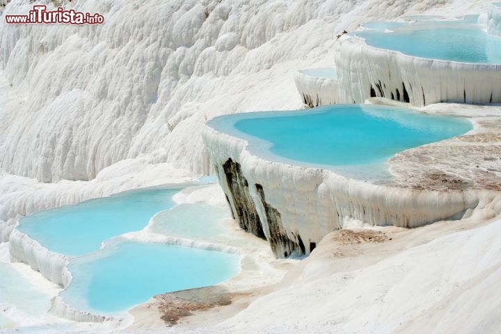 Immagine Calcari, gessi e travertino formano le cascate di Pamukkale in Turchia - © Verkhovynets Taras / Shutterstock.com