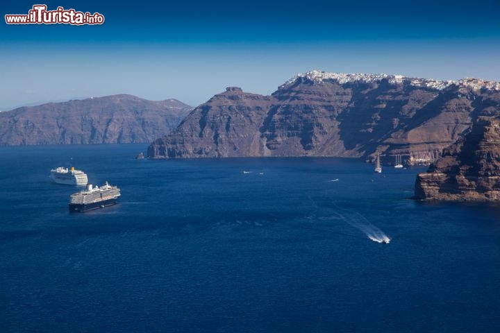 Immagine La caldera di Santorini (Thera) Il vulcano di Thira si trova al largo delle falesie e si chiama Nea Kameni. Fu la colossale esplosione del 1600 avanti Cristo a creare gli scenari grandiosi di Santorini, che oggi vengono scelti come meta da numerose crociere nel mare Egeo, in Grecia e le isole Cicladi - © Gianluca Figliola Fantini / Shutterstock.com