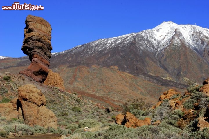 Immagine La Caldera del Teide, nel centro di Tenerife, alle Canarie. Non tutti sanno che il Parque Nacional de Las Canadas del Teide, Patrimonio dell'Umanità nel 2007, è il parco naturale più visitato in Europa, ed i lsecondo al mondo con quasi 3 milioni di visitatori ogni anno. Il Teide, come si vede nella foto, grazie ai suoi 3.718 metri di altitudine, in inverno si ammanta di neve sulla cima - © Vladislavs Zarovs / Shutterstock.com