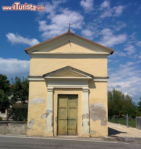 Immagine La facciata della Chiesa della Maternità di Maria a Caldogno di Vicenza - © Dan1gia2 - CC BY-SA 4.0 - wikipedia.org