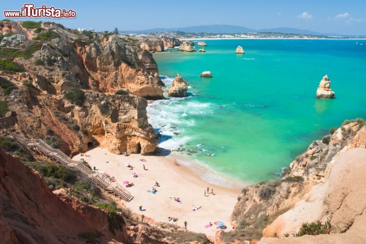 Immagine Una splendida caletta, con spiaggia sabbiosa, lungo la costa di Lagos in Algarve (Portogallo) - © Karola i Marek / Shutterstock.com