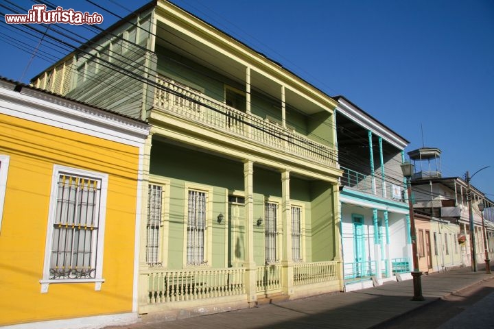 Immagine La variopinta Calle Baquedano, la tipica via del centro di Iquique, la città settentrionale del Cile - © jorisvo / Shutterstock.com
