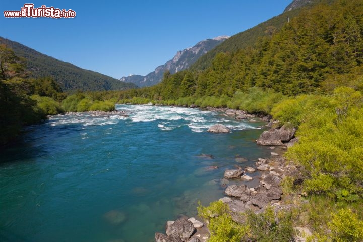 Immagine Un fiume nella regione Aisen, il cui capoluogo è la città di Coyhaique, di 50.000 abitanti. Ci troviamo lungo la Carretera Austral del Cile, la famosa strada della patagonia, in gran parte sterrata - © Dmitry Saparov / Shutterstock.com