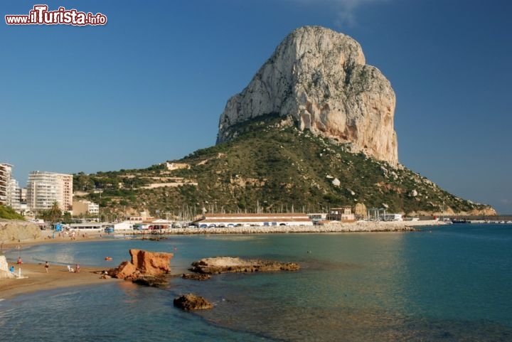 Immagine Il Peñón de Ifach nella località balneare di Calpe, Provincia di Alicante, Spagna  - © Philip Lange / iStockphoto LP.