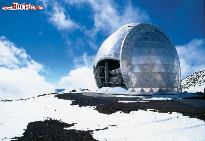 Immagine Sull'isola di Hawaii, nell'omonimo arcipelago del Pacifico, la cima del vulcano Mauna Kea ospita l'Osservatorio di Mauna Kea, un insieme di telescopi sofisticati per l'osservazione astronomica finanziati da agenzie governative di vari paesi. Nell'immagine quello del Caltech (California Institute of Technology). Credevate che le Hawaii fossero solo palme e sabbia bianca? Qui siamo a quota 2.800 metri e come vedete la neve non manca: è il luogo ideale per osservare il cielo senza interferenze luminose  - © Kirk lee Aeder  /  www.hvcb.org