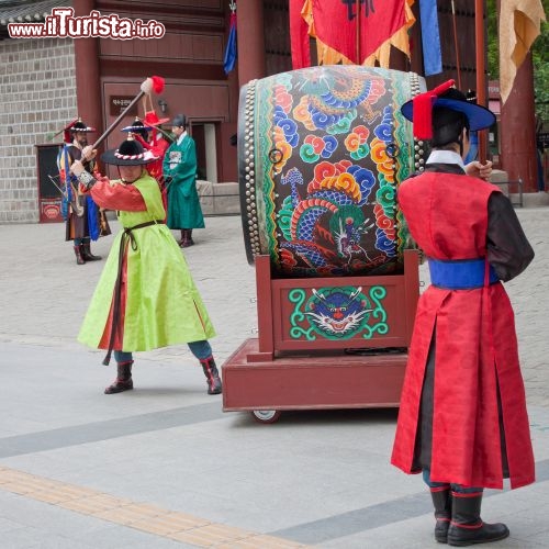Immagine Cambio della guardia al Palazzo Gyeongbokgung a Seoul, Corea del Sud  - © DAN SCANDAL / Shutterstock.com