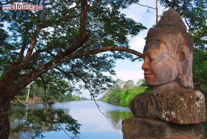Immagine Cambogia: la zona Angkor wat è ricca di siti archeologici: una Statua lungo il fiume - Foto di Giulio Badini / I Viaggi di Maurizio Levi