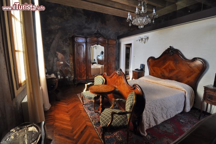 Immagine Camera da letto all'interno del  Relais Castello di Bevilacqua, ricavata in una delle Torri del maniero