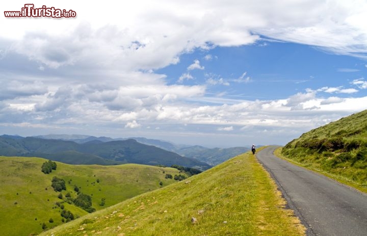 Immagine Cammino di Santiago da Saint-Jean-Pied-de-Port a Roncisvalle, Pirenei (Francia). 105763868