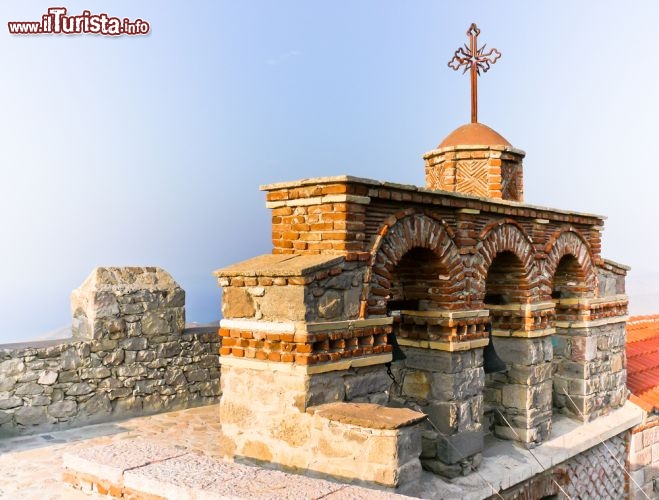 Immagine Campane di un monastero ortodosso a Lesvos (Lesbo) nel Mar Egeo settentrionale della Grecia - © mangojuicy / Shutterstock.com