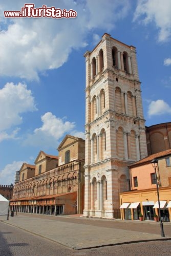 Immagine Il campanile della Cattedrale di San Giorgio (Ferrara, Emilia Romagna) venne aggiunto alla chiesa del XII secolo solo nella seconda metà del Quattrocento e non fu mai terminato: il progetto originario di Leon Battista Alberti prevedeva una copertura a cuspide, mai realizzata. La torre è rivestita in pietra calcarea bianca e rossa - © claudio zaccherini / Shutterstock.com