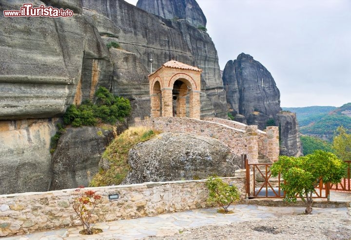 Immagine Il monastero San Nicola Anapausas, Kalambaka - Questa piccola chiesa del XVI secolo, una delle 24 costruite in cima alle falesie delle Meteore, è stata decorata da un pittore cretese, tale Theophanis Strelitzas, nel 1527. In questa immagine, il campanile dell'edificio religioso con sullo sfondo le rocce delle Meteore © eFesenko / Shutterstock.com