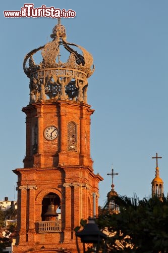 Immagine Campanile di Nostra Signora di Guadalupe: la cattedrale di Puerto Vallarta presenta un campanile sulla cui sommità è rappresntata una corona uguale a quella usata dall'imperatrice Carlotta; per le navi che giungono in porto, è uno dei simboli di ricocnoscimento più ammirati - © Ferenz / Shutterstock.com