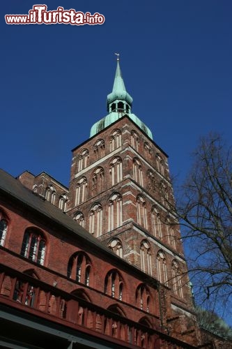 Immagine Il campanile della chiesa di San Nicola (Nicolaikirche) a Stralsund, la città che s'affaccia sul Baltico, nel nord della Germania - © Farida Doctor-Widera / Shutterstock.com