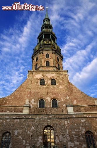 Immagine Campanile della chiesa luterana di San Pietro a Riga Lettonia. Da qui si può ammirare il panorama più spettacolare dell'intera città - © TheCrazyTravel / Shutterstock.com