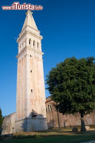 Immagine Il Campanile veneziano della chiesa principale di Rovigno (Santa Eufemia): ci troviamo in Istria, nella Croazia nord-occidentale - © Ziga Camernik / Shutterstock.com