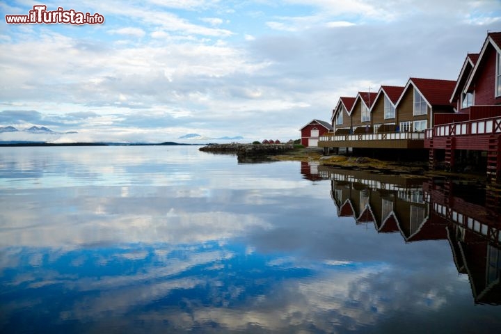 Immagine Campeggio a Molde, Norvegia - Che siate in questa località della Norvegia per una vacanza con la famiglia o in compagnia della vostra dolce metà, trascorrere almeno una notte in uno dei campeggi in riva al mare è uno dei must da non perdere © Dmitry Naumov / Shutterstock.com