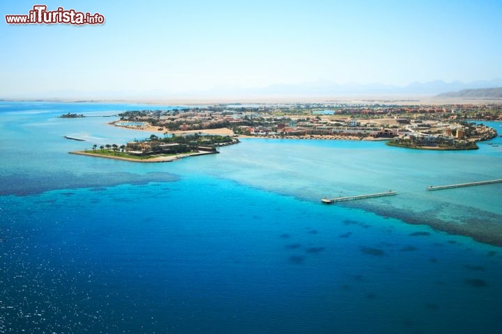 Immagine Il campo da golf di El Gouna nel Mar Rosso (Golf von Sues El Gouna). Il campo è circondato dalla magnifica  barriera corallina dell'Egitto - © Nneirda / Shutterstock.com