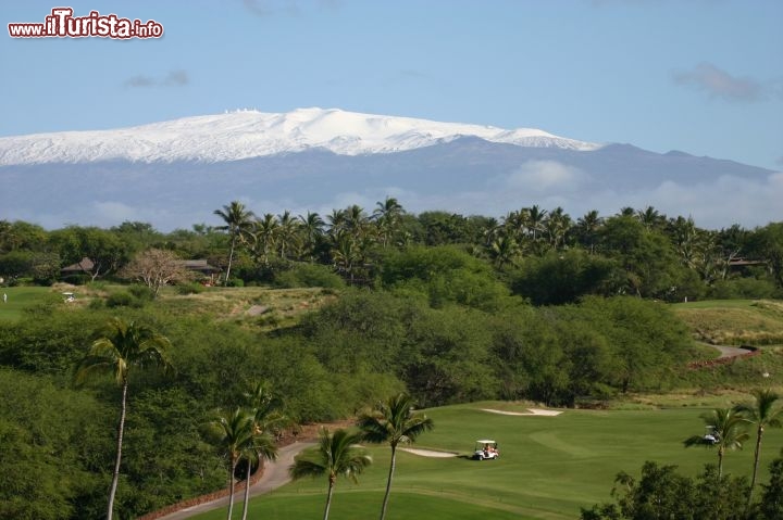 Immagine Tra le attività che si possono provare alle Isole Hawaii (USA), oltre all'escursionismo e alle varie attività acquatiche, c'è il golf. Nell'immagine un campo da golf con il vulcano Maunakea sullo sfondo: si potrebbe desiderare un contorno migliore? Tra un lancio e l'altro è impossibile non farsi distrarre dal paesaggio - © Kirk Lee Aeder / www.hvcb.org