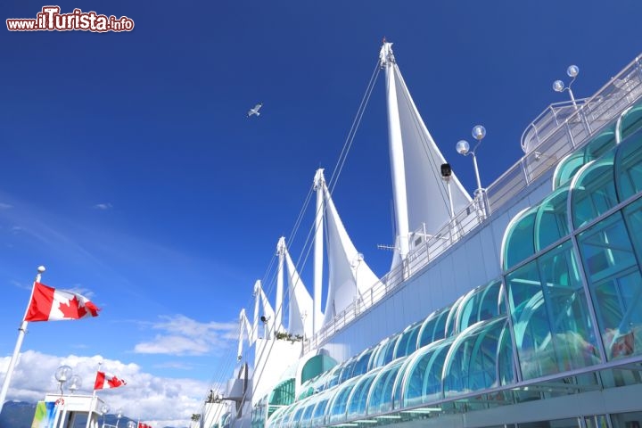 Immagine Il Canada Place di Vancouver - British Columbia, Canada - ha un'architettura inconfondibile, con le sue vele bianche che contrastano col blu del cielo e del mare. Situato sul lungomare dello Stretto di Burrard, fu progettato da Eberhard Zeidler e costruito all'inizio degli anni Ottanta. Comprende il Vancouver Trade Centre e il Convention Centre ed è sede di fiere ed esposizioni - © Protasov AN / Shutterstock.com