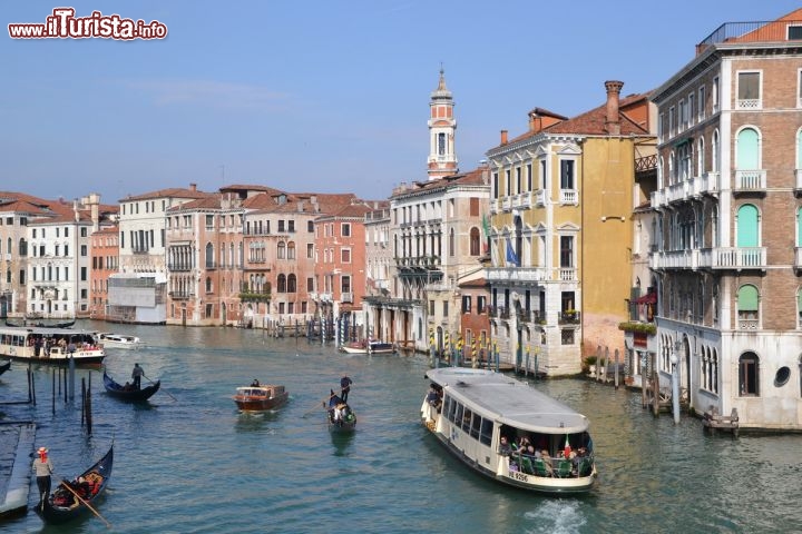 Immagine Canal Grande a Venezia: come visto dal Ponte di Rialto in direzione nord