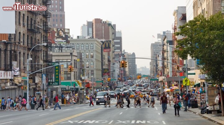 Immagine Canal Street a Chinatown, New York, Stati Uniti. Una veduta di Canal Street, la principale strada che corre attraverso il quartiere di Chinatown e costituisce i confini meridionali di Soho e Little India oltre a quello settentrionale di Tribeca 134386724