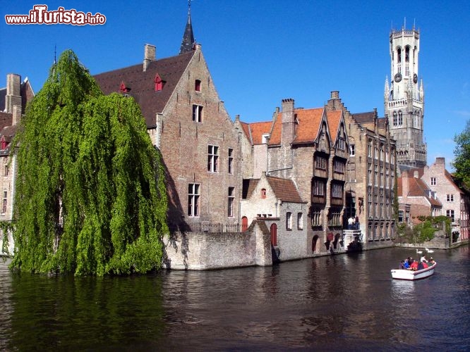 Immagine Bruges e i canali, Belgio - Il soprannome di Venezia del Nord se lo merita tutto. Le vecchie costruzioni di epoca medievale si affacciano sulle acque dei canali oggi utilizzati quasi esclusivamente come attrazione turistica mentre un tempo ne erano la principale via di comunicazione per trasportare le merci dal mare sino al centro. Un tour su una tipica imbarcazione di Bruges rappresenta anche il miglior modo per visitare la città. Foto di Giulio Badini