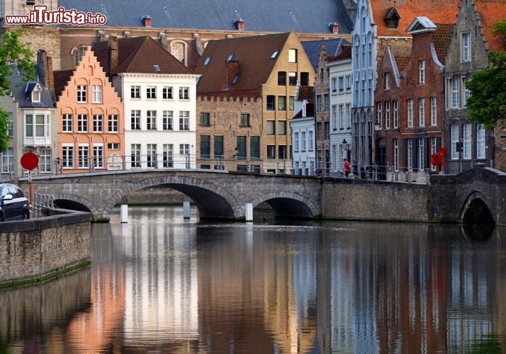 Immagine Scorcio panoramico su Bruges, Belgio - Ci si immerge subito nell'atmosfera medievale di Bruges andando alla scoperta delle sue attrazioni e passeggiando fra le sue graziose piazze e i vicoli acciottolati. Antica città fiamminga i cui palazzi variopinti si rispecchiano nelle acque dei canali, il modo migliore per visitarla è a piedi o a bordo di una piccola imbarcazione: le principali attrazioni sono infatti concentrate in un'area di modeste dimensioni. Non si attenderà molto dunque prima di attraversare ponti e canali ad iniziare da quelli del Minnewater, il "lago dell'amore" © Walid Nohra / Shutterstock.com