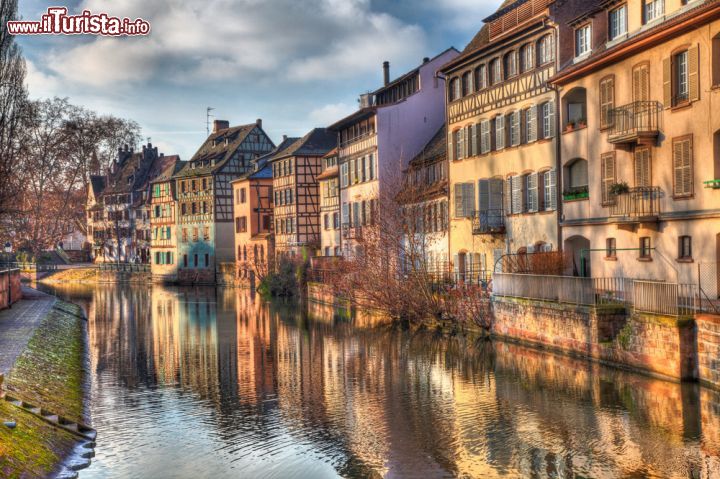 Immagine Canale a Strasburgo, Francia - Strette viuzze pittoresche, ponticelli e canali su cui si affacciano bistrot e negozi sono solo alcuni dei pittoreschi angoli della città che diventano ancora più suggestivi al tramonto e al calar del sole. Perchè Strasburgo è un vero gioiello di arte, storia e architettura che merita di essere visitato con attenzione © Radu Razvan / Shutterstock.com