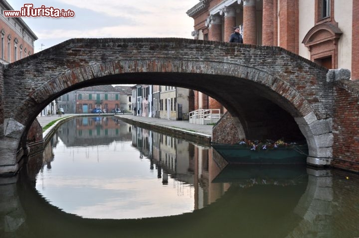 Immagine Canale e ponte nel centro storico di Comacchio, Emilia-Romagna.