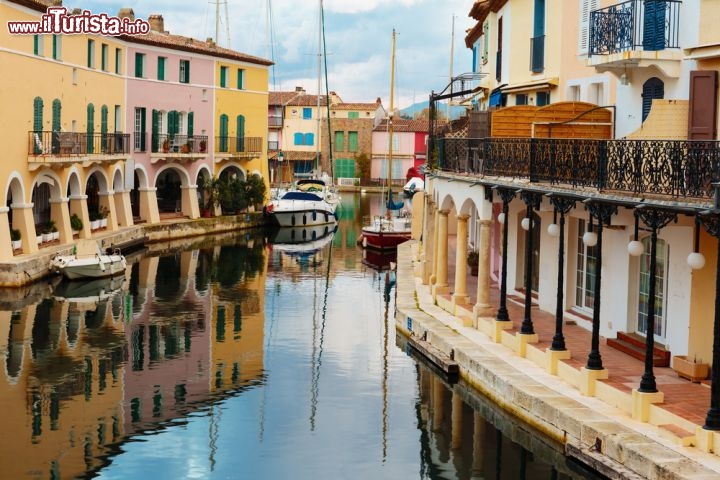 Immagine Canale nel centro di Port Grimaud: i riflessi dei palazzi colorati l'hanno fatta soprannominare come  la Venezia della Costa Azzurra francese - © Laborant / Shutterstock.com