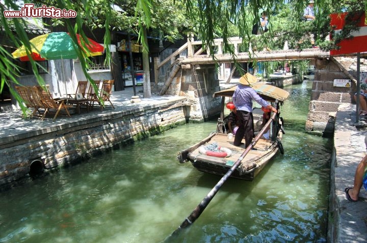 Immagine Canale della città fluviale di Zhouzhuang: una barca remi compie un tour del villaggio della Cina